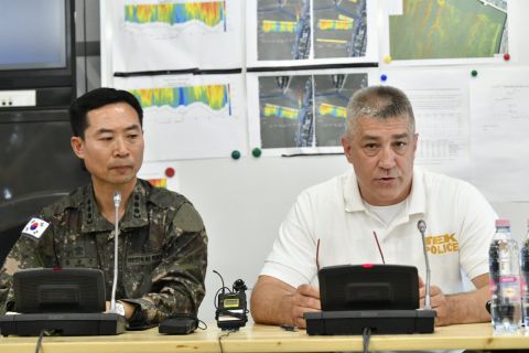 Sun Kun Szong ezredes, a dél-koreai nagykövetség katonai attaséja (b) és Hajdu János, a Terrorelhárítási Központ főigazgatója (b2) a Margitszigeten, a TEK mobil műveletirányítási központjában június 3-án.