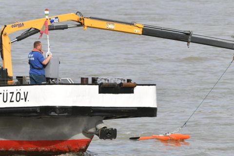 Szonárral vizsgálódik a Kitűző V. hajó a hajóbalesetben elsüllyedt Hableány turistahajónál a Dunán 2019. június 4-én.
