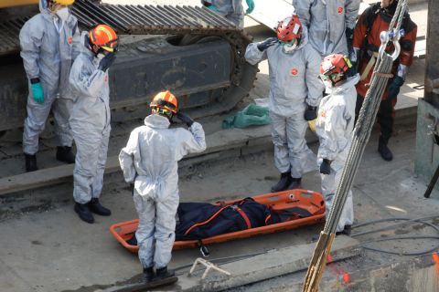 A mentőalakulat tagjai tisztelegnek a balesetben elsüllyedt Hableány turistahajó roncsából kiemelt holttest mellett a Margit hídnál horgonyzó uszályon 2019. június 11-én.