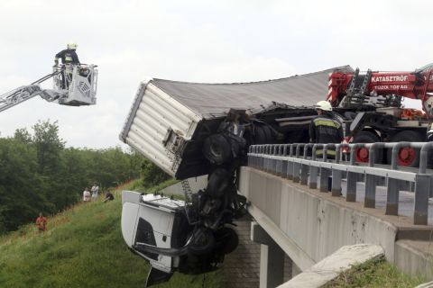 Kamion sofőrfülkéje lóg le az M3-as autópálya hídjáról Mezőcsát térségében, a Miskolc felé vezető oldalon 2019. június 5-én.