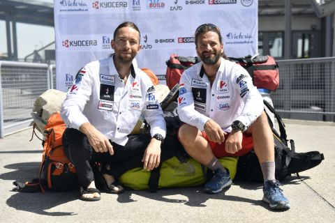 Klein Dávid (j) és Suhajda Szilárd hegymászók a Budapest Liszt Ferenc Nemzetközi Repülőtéren 2019. július 8-án.
