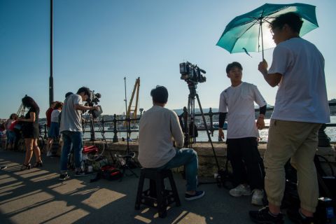 Koreai televíziós stáb dolgozik a hajóbalesetben elsüllyedt Hableány turistahajó közelében a Margit hídnál 2019. június 7-én.