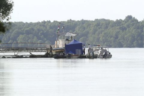 A május 29-ei dunai hajóbaleset egyik áldozatát szállítják el egy dunai mólóról a Fejér megyei Kulcsnál 2019. június 4-én.