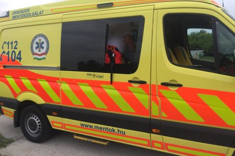 Szétverték a mentőt a türelmetlen rokonok Nyíregyházán
