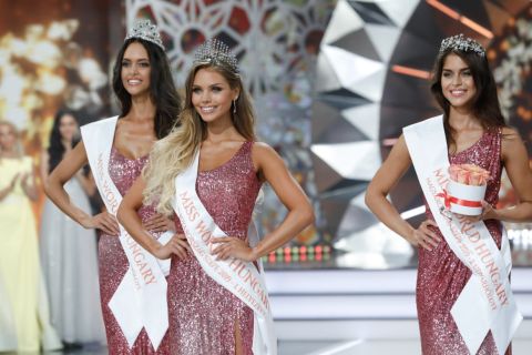 A győztes Nagypál Krisztina (k), valamint Gaál Tímea első udvarhölgy (b) és Csonka Rebeka második udvarhölgy (j) a Magyarország Szépe - Miss World Hungary döntőjén az MTVA óbudai gyártóbázisán 2019. június 23-án.