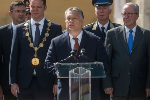 Orbán Viktor miniszterelnök (k) a Nemzeti Közszolgálati Egyetem Rendészettudományi Karának és Katasztrófavédelmi Intézetének tisztavatási ünnepségén a budai Várban 2019. június 29-én.