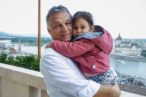A hajóbaleset helyszínével pózolt Orbán Viktor 56. születésnapja alkalmából