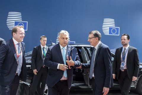 Orbán Viktor miniszterelnök (k) érkezik az EU rendkívüli csúcsértekezletére Brüsszelben 2019. május 30-án.