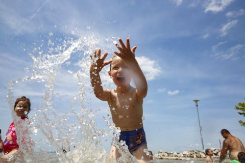 Egy kisfiú játszik a vízben a balatonfenyvesi szabadstrandon 2019. június 10-én.