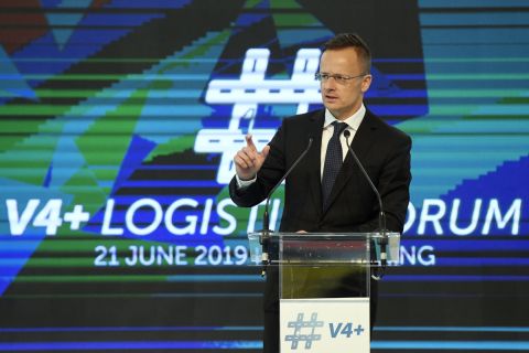 Szijjártó Péter külgazdasági és külügyminiszter beszédet mond a V4+ Logisztikai Fórum megnyitóján a mogyoródi Hungaroringen 2019. június 21-én.