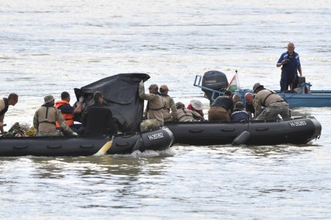 A kutatási munkálatokat végző szakemberek a balesetben elsüllyedt Hableány turistahajó közelében a Margit hídnál 2019. június 3-án.