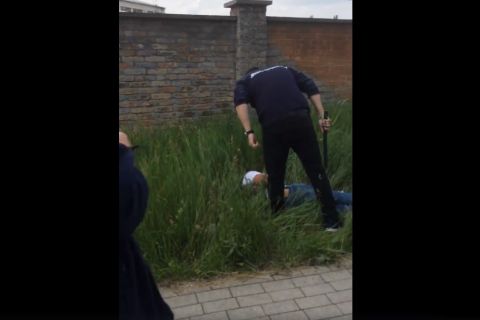 „Magyarul beszélj, te szarházi!” – videóra vették a tököli Tesco biztonsági őrét, aki egy földön fekvő ember fejét akarta szétverni