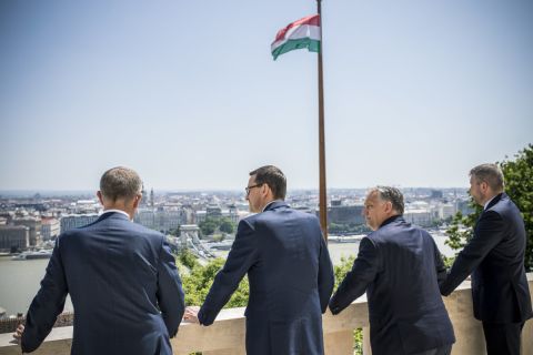 Orbán Viktor miniszterelnök (b3), valamint Andrej Babis cseh (b), Mateusz Morawiecki lengyel (b2) és Peter Pellegrini szlovák miniszterelnök (j) a Karmelita kolostorban megrendezett informális tárgyalásukon 2019. június 13-án.