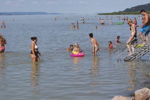 Fürdőzők a balatonfenyvesi szabadstrandon 2017. június 5-én.