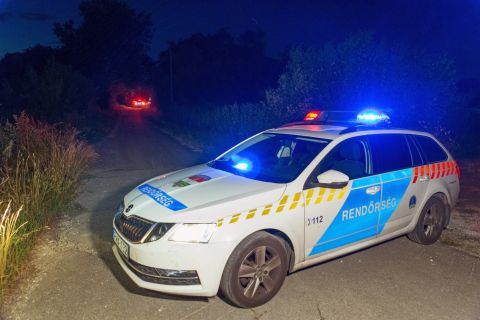 Rendőrautó zárja le az utat a Győr-Moson-Sopron megyei Abdán 2019. július 14-én.