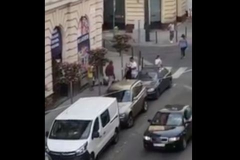 Csuklyás férfi rugdalt egy embert Budapesten, miközben elhajtott mellettük a rendőr