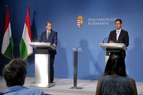 Gulyás Gergely, a Miniszterelnökséget vezető miniszter (j) és Hollik István kormányszóvivő a Kormányinfó sajtótájékoztatón a Miniszterelnöki Kabinetiroda Garibaldi utcai sajtótermében 2019. július 3-án.