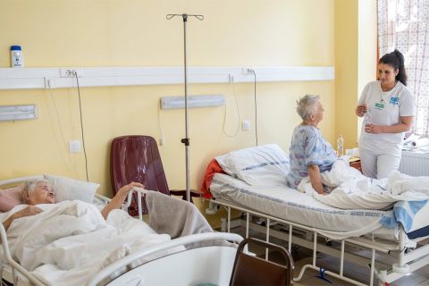 Feloldották a kórházi látogatási tilalmat