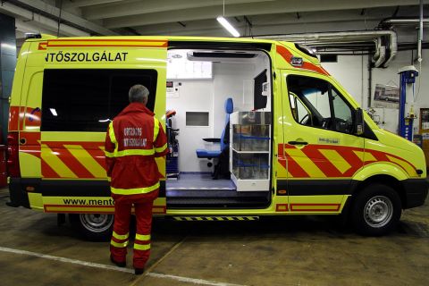 Nem fogad végtagsérülteket a Honvédkórház sürgősségije, 13 mentő várakozott a baleseti központnál
