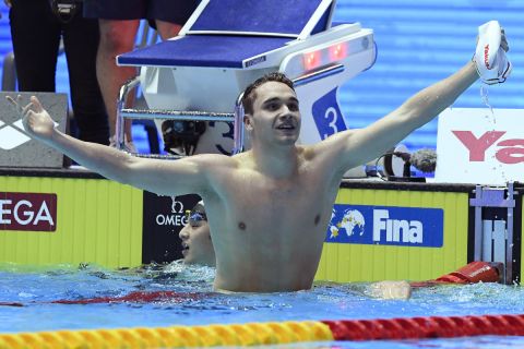 Milák Kristóf örül, miután óriási világcsúccsal lett aranyérmes a 200 méteres férfi pillangóuszás döntőjében a 18. vizes világbajnokságon a dél-koreai Kvangdzsuban 2019. július 24-én.