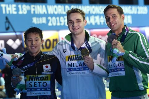 Az aranyérmes Milák Kristóf (k), mellette a második helyezett japán Szeto Daija (b) és a bronzérmes dél-afrikai Chad Le Clos a férfi 200 méteres pillangóúszás döntőjének eredményhirdetése után a 18. vizes világbajnokságon a dél-koreai Kvangdzsuban 2019. július 24-én.