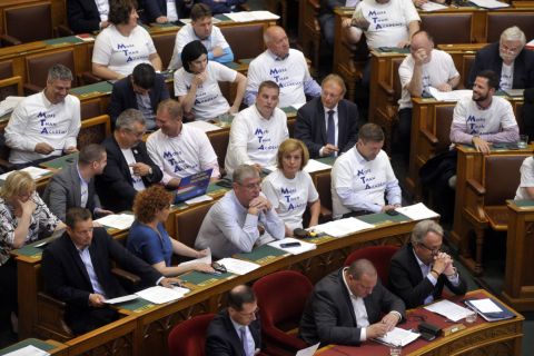 Ellenzéki képviselők "MORE THAN ACADEMY" feliratú pólóban az Országgyűlés plenáris ülésén 2019. július 2-án.