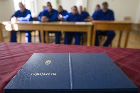 Bizonyítványosztás a kisteljesítményű kazánkezelő képzést követően, amelyen 14 elítélt tett sikeres vizsgát, a Bács-Kiskun Megyei Büntetés-végrehajtási Intézetben, Kecskeméten 2014. január 15-én.