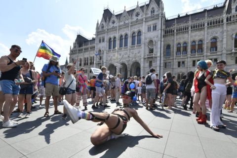 A 24. Budapest Pride résztvevői gyülekeznek a Kossuth téren 2019. július 6-án.