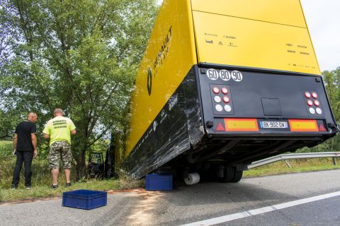 A Renault Forma-1-es csapat egyik szállítókamionja az M1-es autópálya 121 kilométerénél Győrnél 2019. július 29-én.
