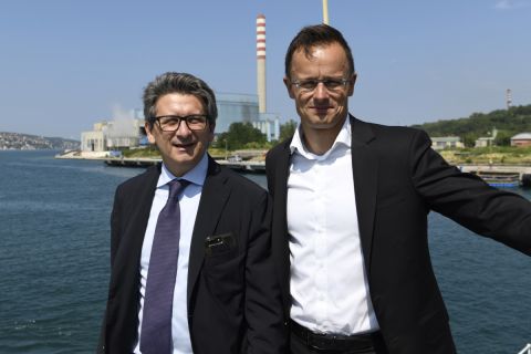 Szijjártó Péter külgazdasági és külügyminiszter (j) és Zeno D'Agostino, a kikötő vezérigazgatója a trieszti kikötőben 2019. július 5-én.