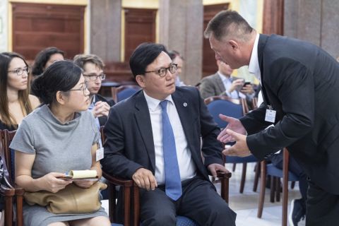 Doh Kvang-hon dél-koreai miniszteri tanácsos (k) és Sógor Zsolt, a Hableány sétahajót működtető Panoráma Deck Kft. jogi képviselője (j) a Kúria, a Hableány sétahajó május 29-iki balesetét érintő, a Viking Sigyn kapitányának bűnügyi felügyelet alá helyezésével kapcsolatban tartott nyilvános ülésén 2019. július 29-én.