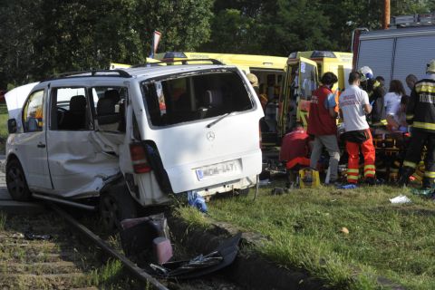 Mentők látják el a X. kerületben, a Maglódi úton történt baleset egyik sérültjét 2019. július 30-án.