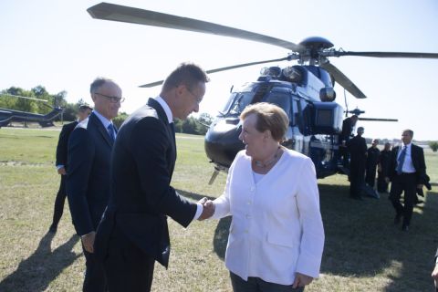 A külgazdasági és Külügyminisztérium által közreadott képen Szijjártó Péter miniszter fogadja a Páneurópai Piknik 30. évfordulója alkalmából érkező Angela Merkel német kancellárt Sopron határában 2019. augusztus 19-én.