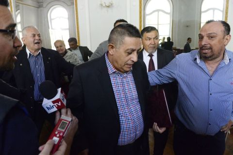 Balogh János, az Országos Roma Önkormányzat (ORÖ) elnöke távozik a szervezet határozatképtelenség miatt elmaradt rendkívüli közgyűléséről az ORÖ budapesti, VII. kerületi székházában 2016. április 21-én.
