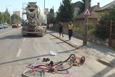 Betonkeverő ment át egy biciklisen Egerben, többen végignézték