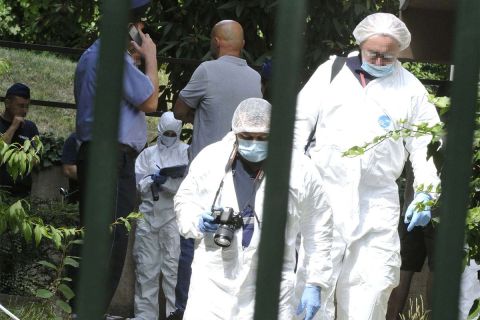 Rendőrök és bűnügyi technikusok helyszínelnek 2019. augusztus 23-án egy társasháznál a II. kerületi Zöldlomb utcában, ahol három holttestet találtak.