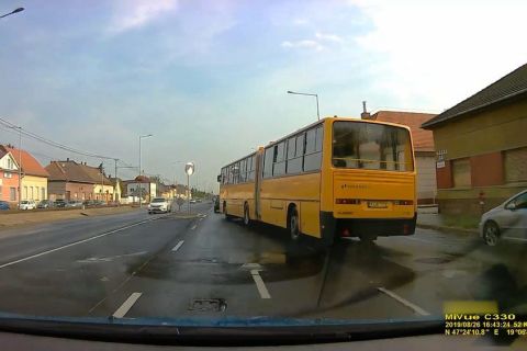 Megszólalt az autós, aki szándékosan szívatta a buszt Budapesten