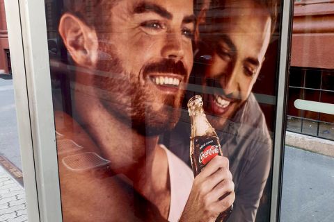 Megbírságolták a Coca-Colát a meleg párokat ábrázoló plakátjai miatt