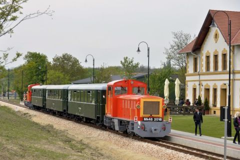 Felcsút, 2016. május 1.
Mk48-as sorozatú dízelmozdonyok által vontatott személyvonat áll az egykori Alcsút-Felcsút, ma Felcsút vasútállomáson a Vál-völgyi kisvasút első üzemnapján 2016. május 1-jén.