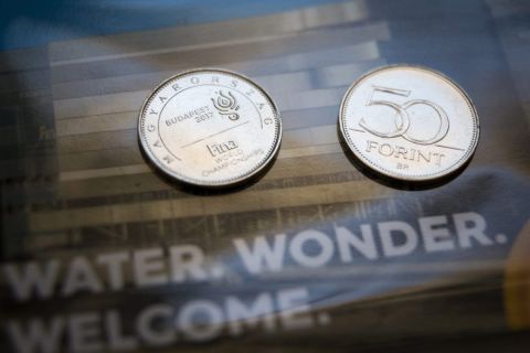 A 2017-es FINA vizes világbajnokság tiszteletére, a Magyar Nemzeti Bank (MNB) által kibocsátott 50 forintos forgalmi érme emlékváltozata a bemutatásán a Városligetben 2017. június 14-én.