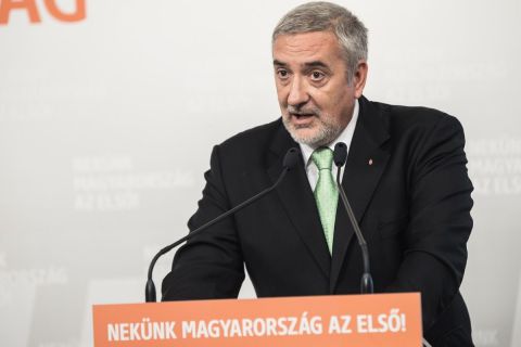 Halász János Fidesz-szóvivő a kerítésbontó Gyurcsánnyal riogató sajtótájékoztatóján 2019. augusztus 30-án.