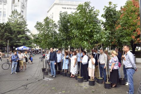 Karácsony Gergely közös ellenzéki főpolgármester-jelölt sajtótájékoztatót tart az ellenzéki kerületi polgármesterjelöltek társaságában a belvárosi Deák Ferenc téren 2019. augusztus 25-én.