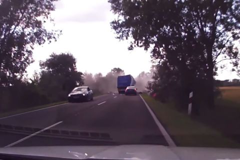 Frontálisan ütközött két kamion Kecskemétnél, videóra vették