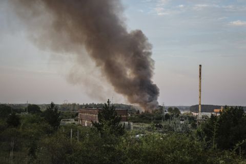 A királyszentistváni hulladéklerakóban keletkezett tűz füstje száll fel 2019. augusztus 10-én.