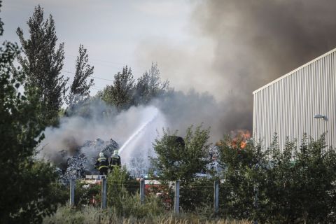 Tűzoltók dolgoznak a királyszentistváni hulladéklerakóban keletkezett tűz oltásán 2019. augusztus 10-én.