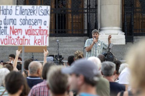 Szűcs Tamás, a Pedagógusok Demokratikus Szakszervezetének (PDSZ) elnöke beszél a köznevelési törvény elleni tiltakozó demonstráción a Kossuth téren 2019. augusztus 31-én.