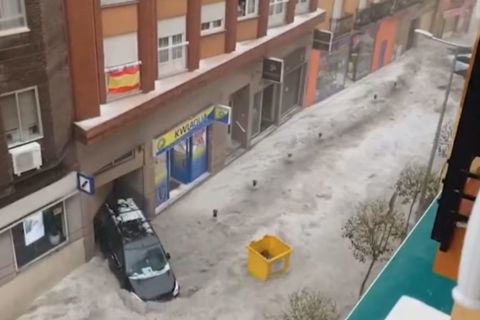 Pokoli jégverés zúdult Madrid környékére, autókat vitt az ár