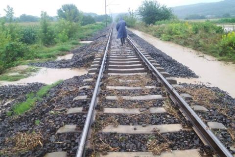 Vízátfolyás által alámosott vasúti pálya Szakály-Hőgyész és Kurd állomások között 2019. augusztus 2-án.