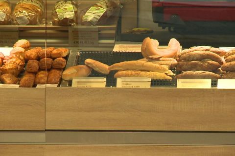 Szöget és gombostűket találtak egy magyar pékséglánc termékeiben