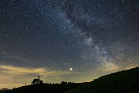 Meteor (b), a Mars (k) és a Tejút (j) a felvidéki Gömöralmágy felett 2018. augusztus 12-én.